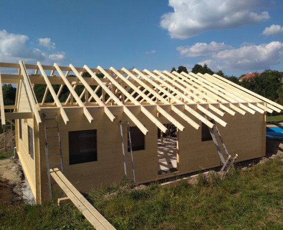 Srubový bungalov a stavba krovu