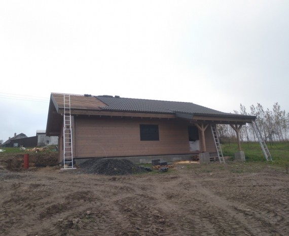Srubový bungalov a pokládka střešní krytiny