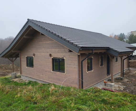 Vkládání dřevěných oken srubu