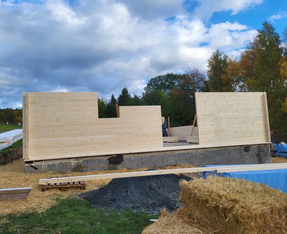 Stavba srubového domu