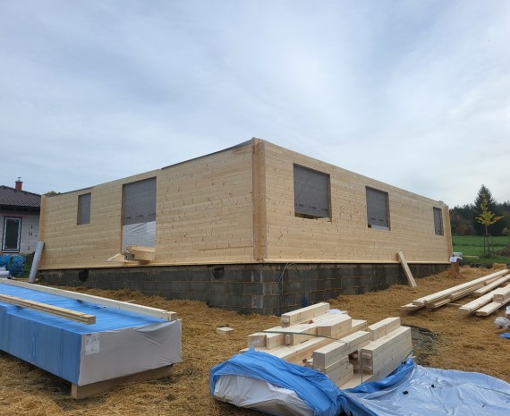 Stavba srubového domu