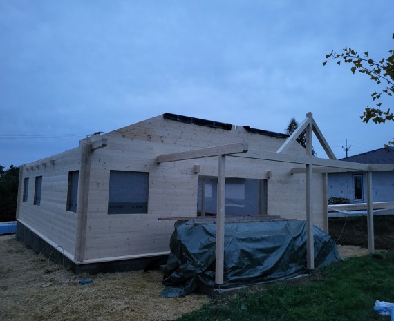 Realizace terasy u přízemního srubu