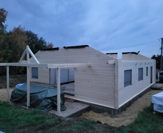 Realizace terasy u přízemního srubu