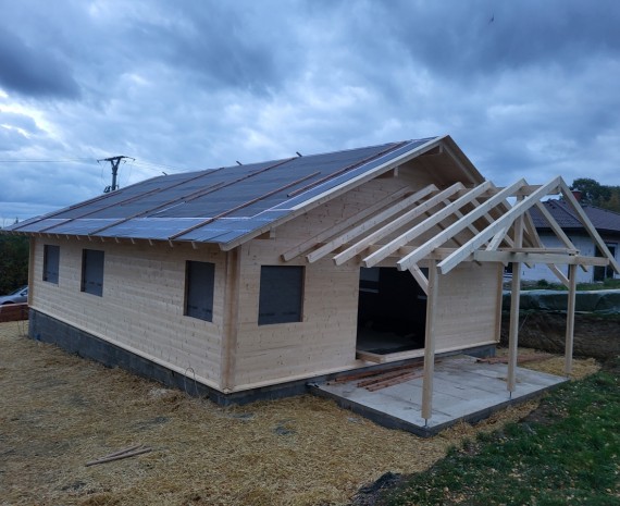 Hotový krov na terase srubu