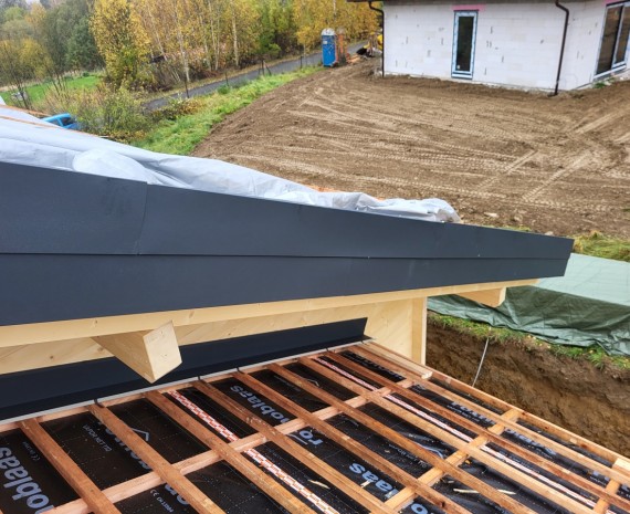 Detail střechy srubového domu