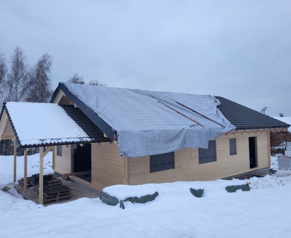 Pokládka střešné krytiny srubu