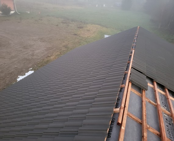 Pokládka střešné krytiny srubu