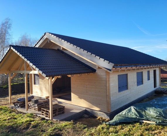 Dokončená střecha srubového domu
