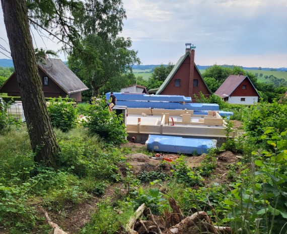 Začátek stavby víkendového srubu