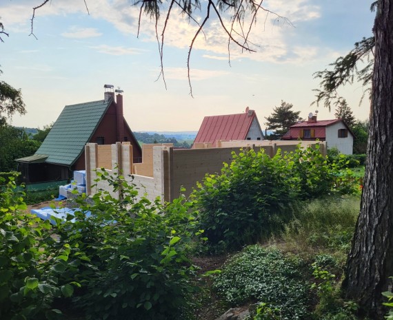 Pokračování realizace víkendového srubu