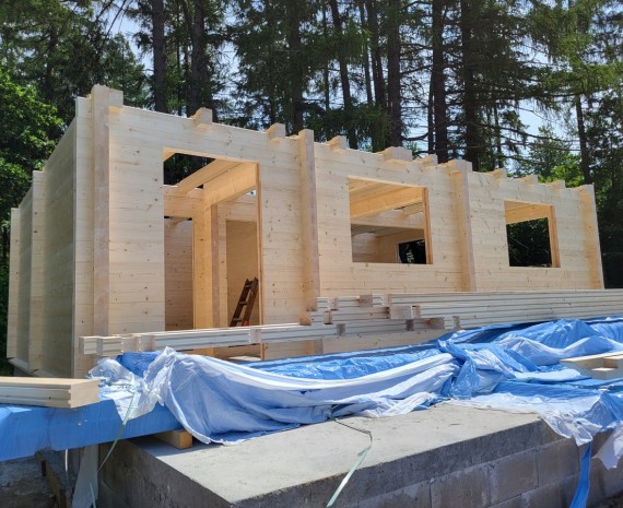 Položení srubových trámů