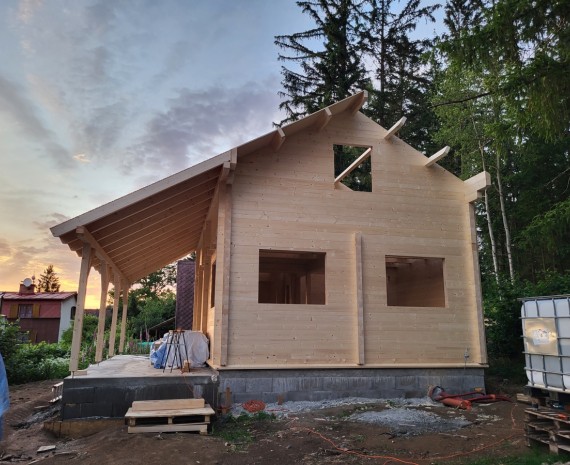 Záklop střechy srubového domu na víkend
