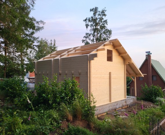 Záklop střechy srubového domu na víkend