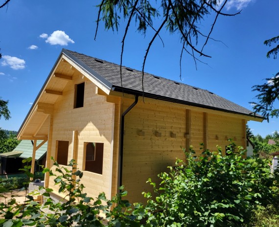 Dokončená střecha víkendového srubu