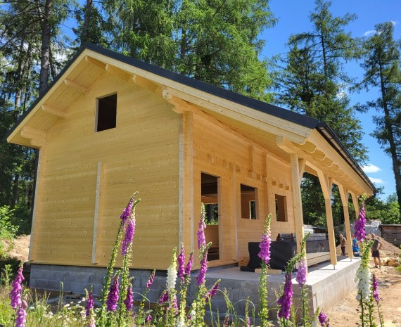 Dokončená střecha víkendového srubu