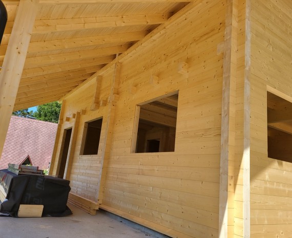 Terasa a vstup do srubu