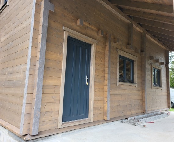 Víkendový srub a vchod s terasou