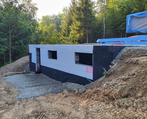 Hotový sklep u podkrovního srubu