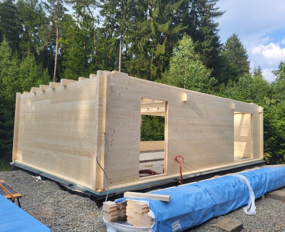 Pokračování stavby srubu