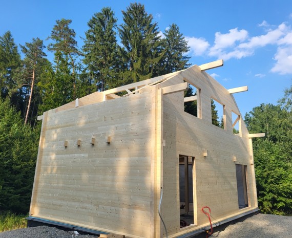 Pohled na rozestavěný srubový dům