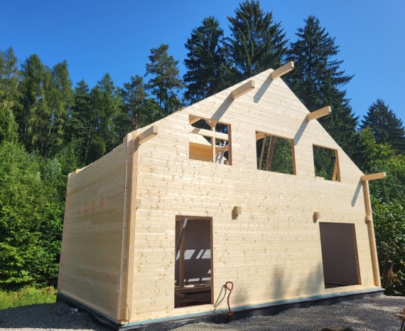 Pohled na rozestavěný srubový dům