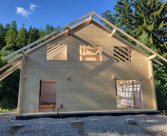 Srubový dům a dokončený krov