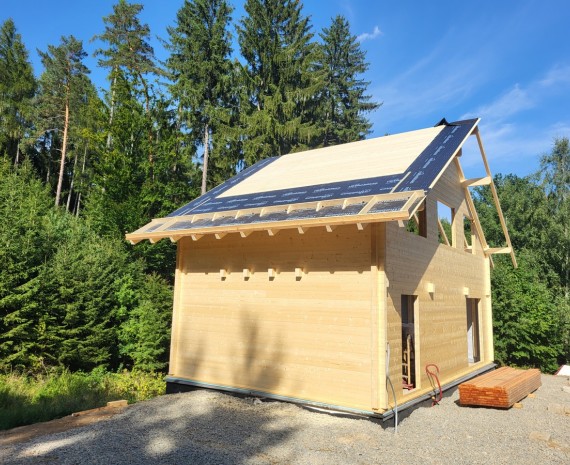 Záklop střechy podkrovního srubu