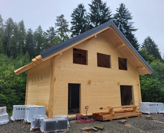 Srubový dům a oplechování střechy