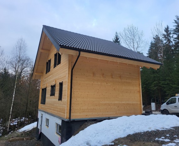 Vsazování oken u podkrovního srubu