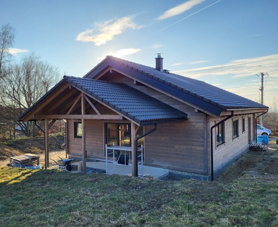 Pohled na srubový dům Aleš