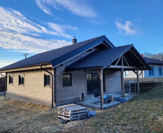 Srubový dům a zastřešená terasa