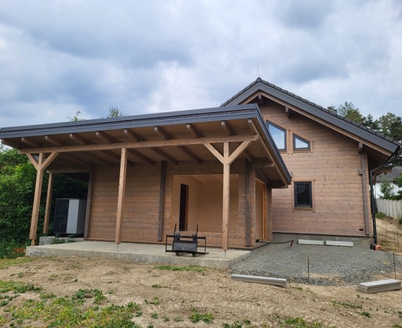 Samostatná sauna vedle srubového domu