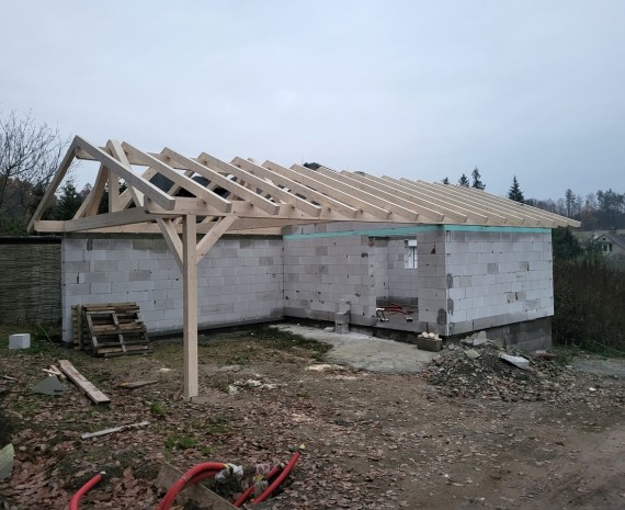 Srubový dům a hotový krov garáže