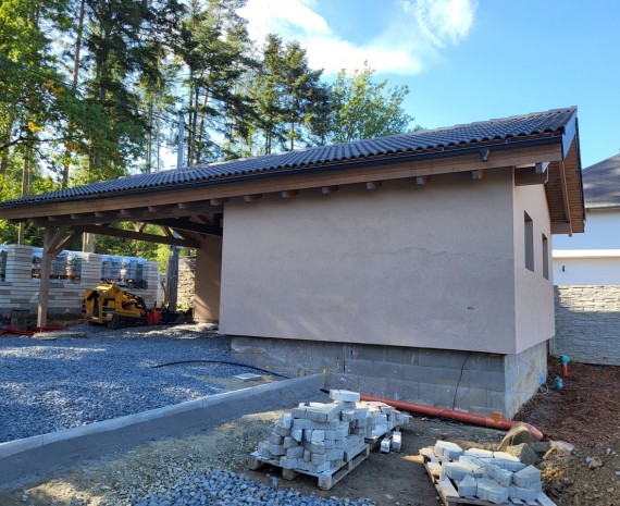 Úprava terénu kolem garáže srubového domu Morava