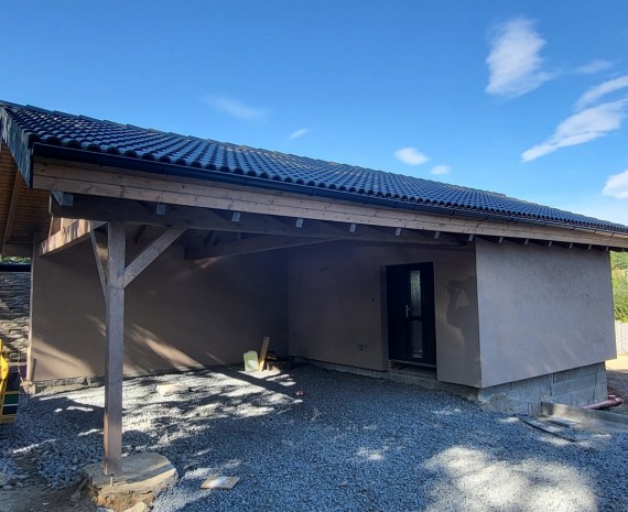 Dokončená garáž u srubu