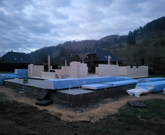 Začátek stavby srubového domu