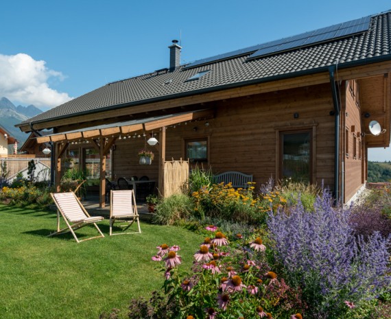 Pohled na terasu srubu