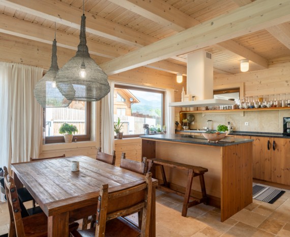 Kuchyně ve srubovém domě