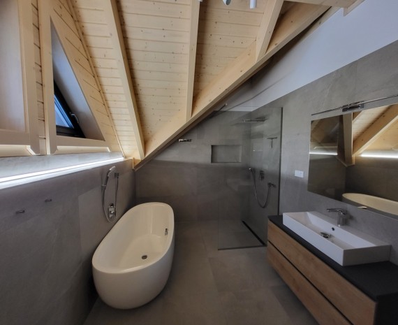 Koupelna ve srubovém domě