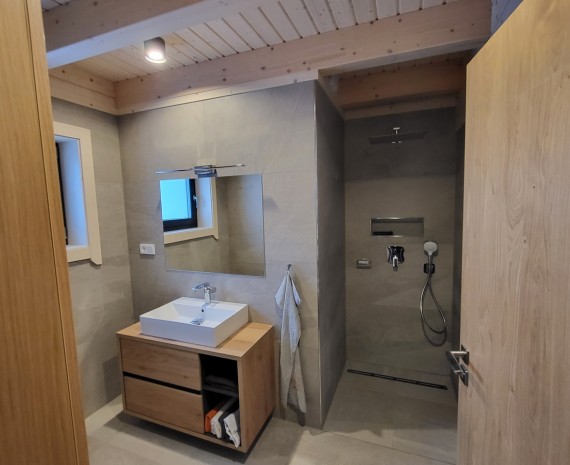 Koupelna ve srubovém domě