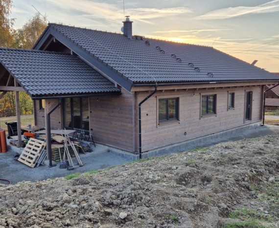 Pohled na terasu srubového domu