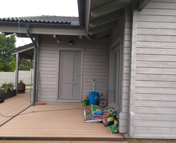 Předný terasa srubu