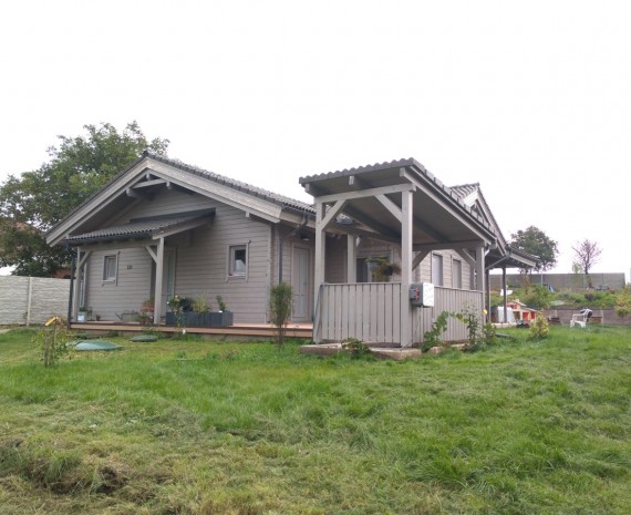Srubový dům a dřevěný přístřešek