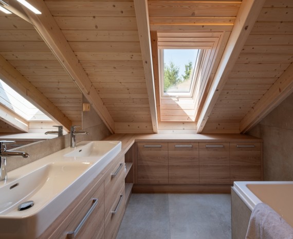 Srubový dům a koupelna v podkroví