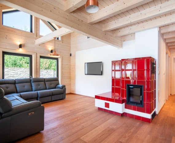 Obývací pokoj ve srubovém domě