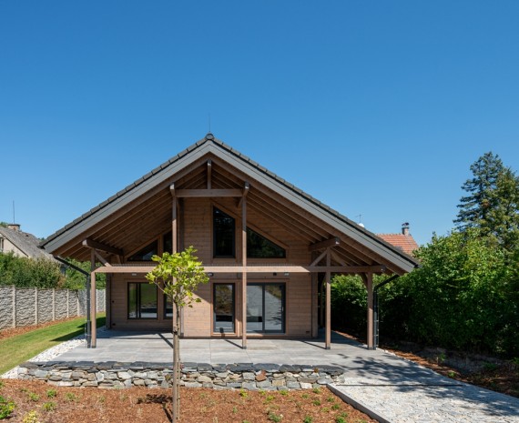 Čelní pohled na srubový dům