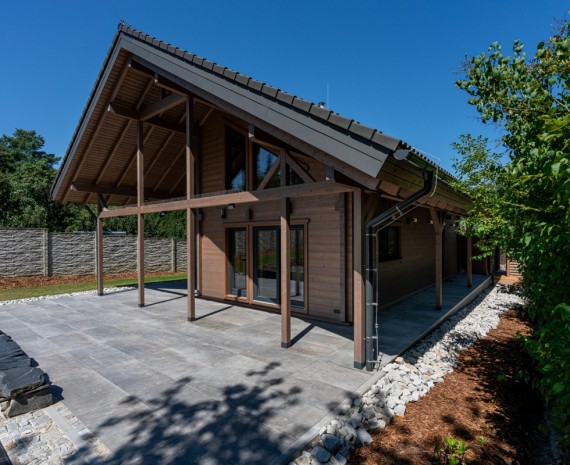 Srubový dům a terasa