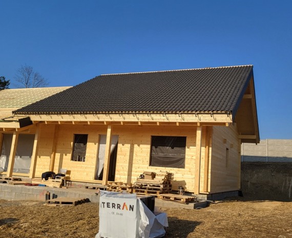 Srub a pokládka střešní krytiny