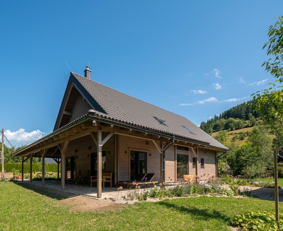 Přední a boční terasa roubenky