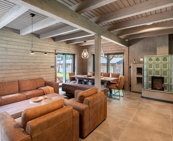 Společenská místnost v roubence